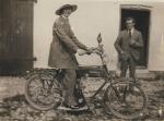 Ellen Margrethe Kofoed (1887-1969) på sin motorcykel - en Anglo-Dane ved Mantzhøj -1915 (B1809)