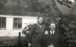 Jensen, Anna og Niels Peter, Gniben - I haven bag deres hus - 1930erne (B77)