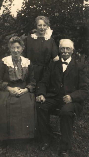 Astrid og Hans Peter Hansen med datteren Clara, Yderby - 1930'erne (B224)