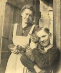 Lea Hansen og sønnen Ole, Gniben - ca. 1951 (B237)