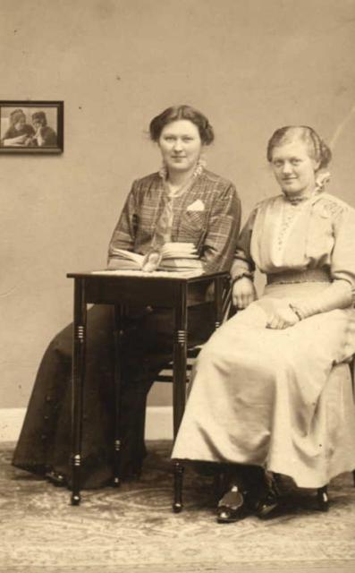 Jensen, Dagny Marie -  Lestrup - Sammen med en anden ung pige - ca. 1915-1918 (B308)