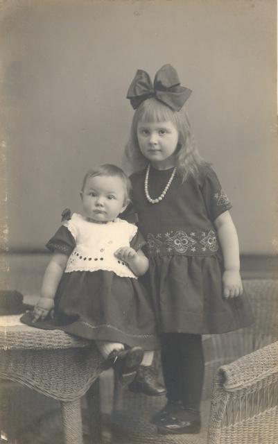 Agnete og Inga Hansen, Lykkebjerggård i Høve - ca. 1924 (B1846)