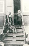 Familien Bays døtre på trappen  - ca. 1920 (B4378)