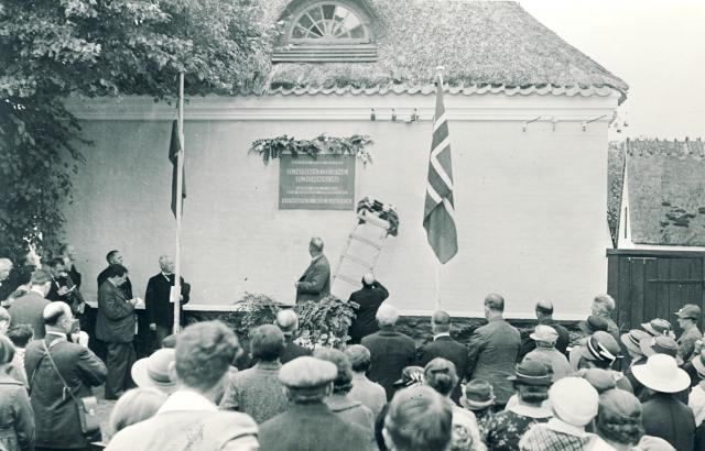 Afsløring af mindeplade på Møllegården - ca. 1930 (B4437)