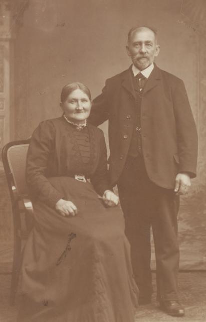 Fhv. smed i Vallekilde Hans Jørgensen og hustru Karoline Jørgensen. Guldbryllup - 1933 (B4607)