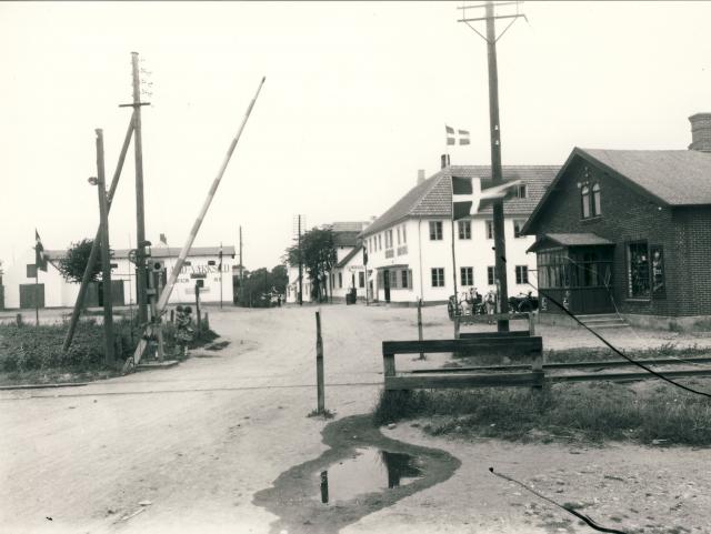 Ved baneoverskæringen i Højby - ca. 1930 (B4679)
