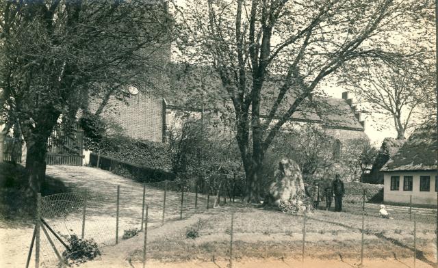 Højby Kirke  bagved Genforeningsstenen - ca. 1925 (B4765)