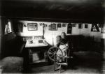 Fra en bondestue i Odsherred. Ældre kvinde ved spinderokken - ca. 1920 (B1068)