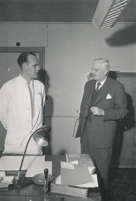 Direktøren med en ansat. ca. 1960 (B92455)