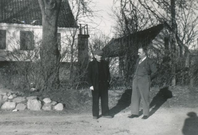 Adolf Petersen og skovfoged Johannes Jørgensen, Vindekilde - ca. 1950 (B5276)