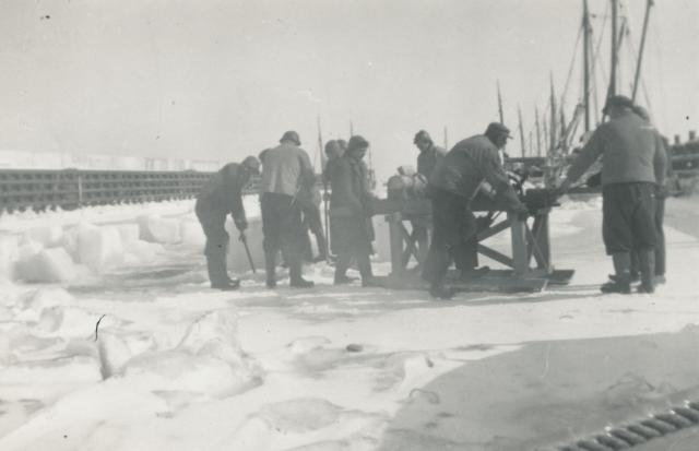 Isningsarbejde i Odden Havn - ca. 1940 (B5799)
