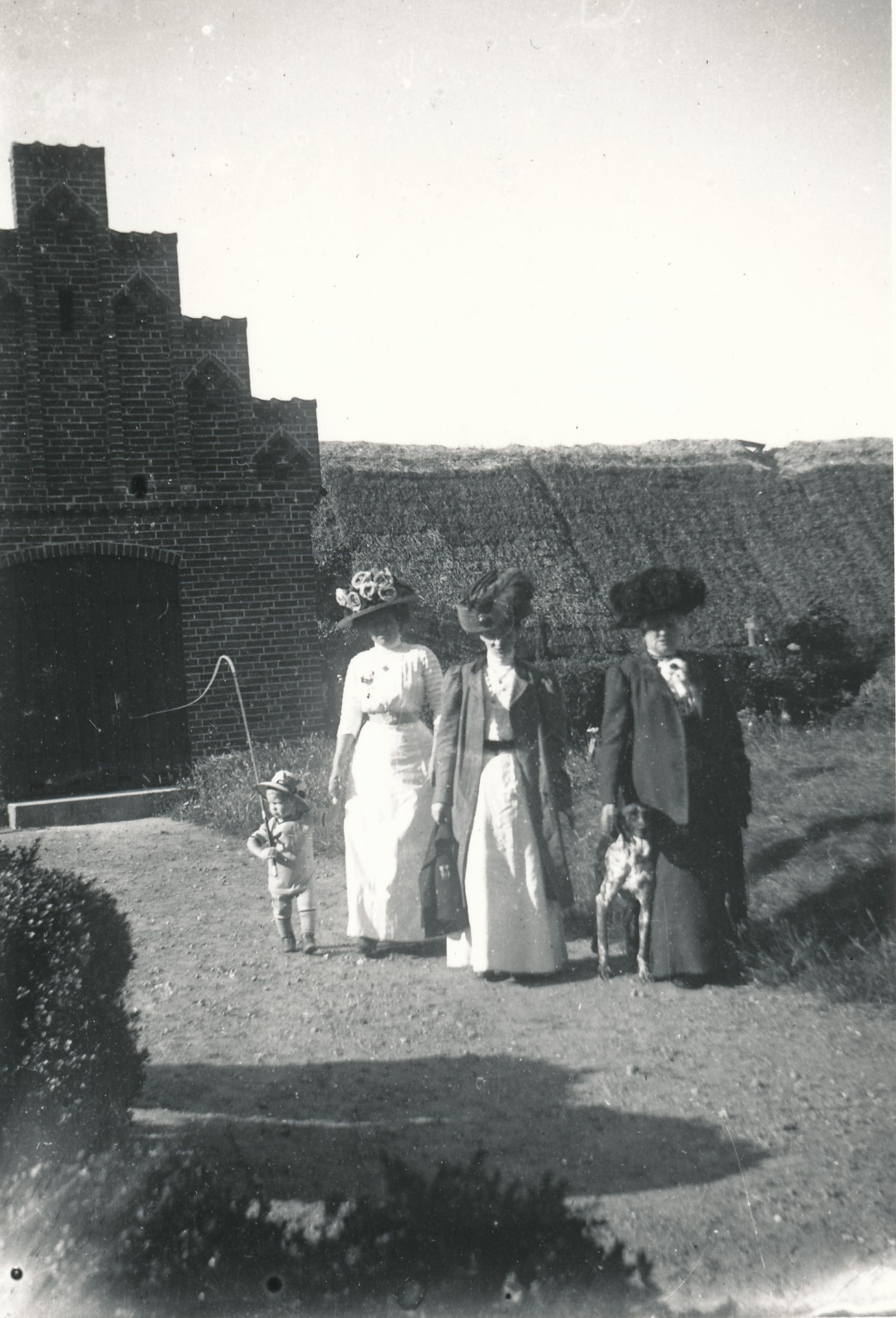 Ved Højby Kirke - ca. 1905 (B6106)