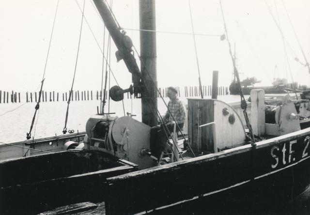 Kranbåd ved havnebyggeri - 1965 (B6229)