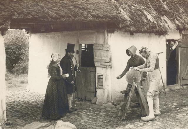 Folkelivsmotiv ved fotograf Søren Bay, Asnæs - ca. 1920 (B6358)