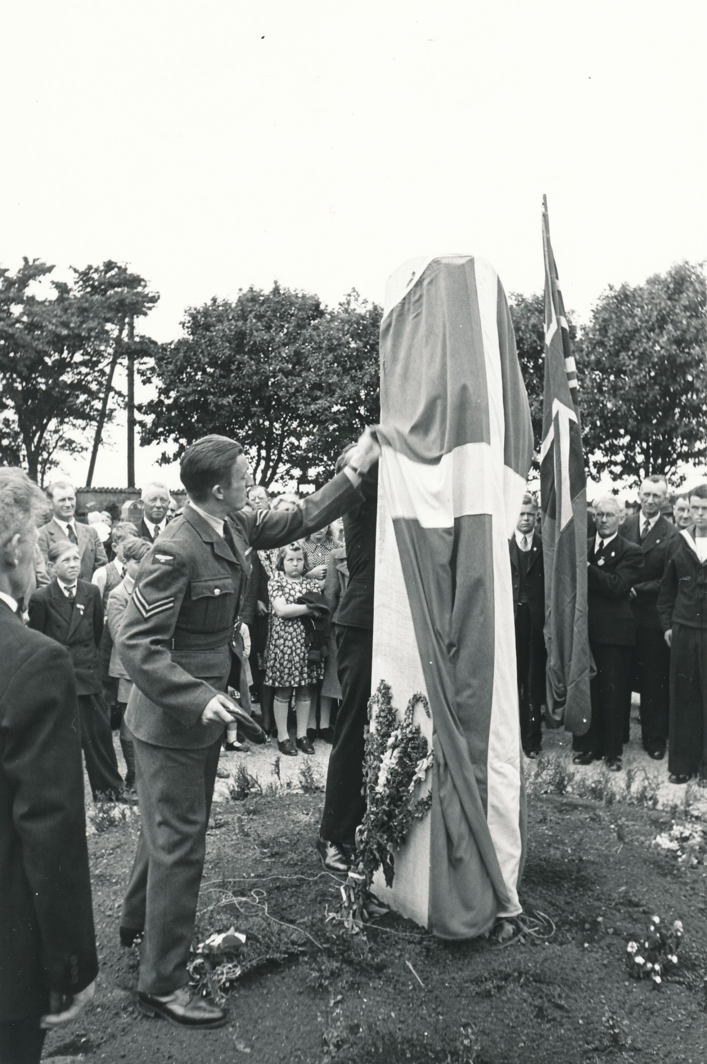 Afsløring af mindesten på Odden Kirkegård - 30.6.1946 (B6423)
