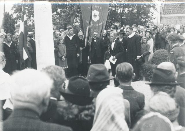 Afsløring af mindesten på Odden Kirkegård - 30.6.1946 (B6426)
