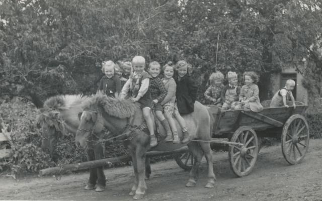 Børneflok i Vallekilde - 1944 (B7417)