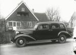 Chauffør Petersen foran "Bakkely", Vallekilde - 1937 (B7441)