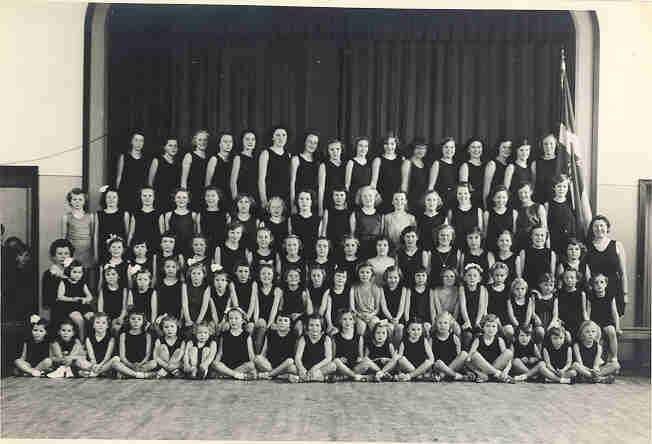 Asnæs Gymnastikforening i Asnæs Forsamlingshus - Gymnastikhold Ca. 1953. (B889)