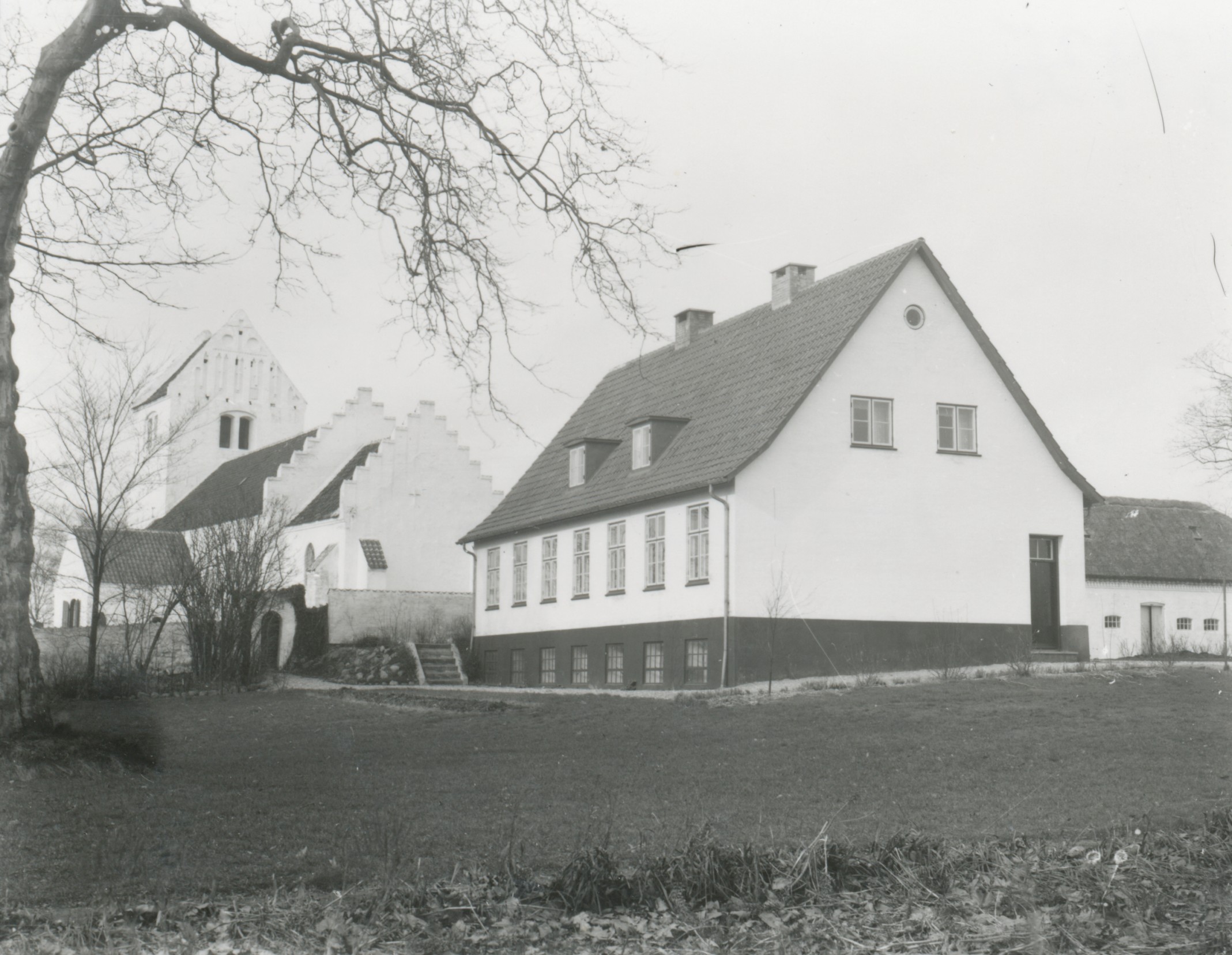 Asnæs Præstegård og kirken - 1939 (B7935)