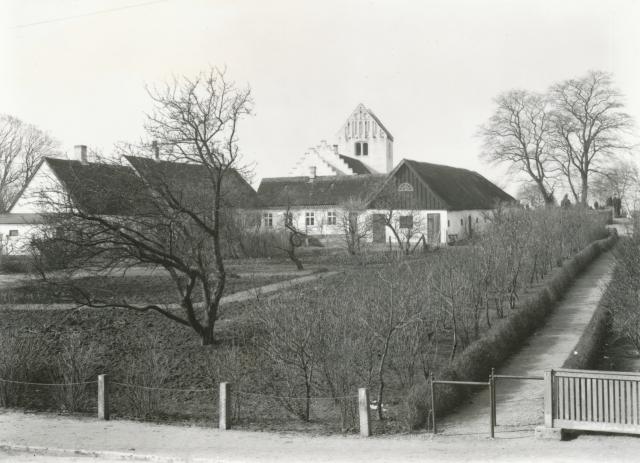 Asnæs Præstegård og kirken - ca. 1930 (B7946)