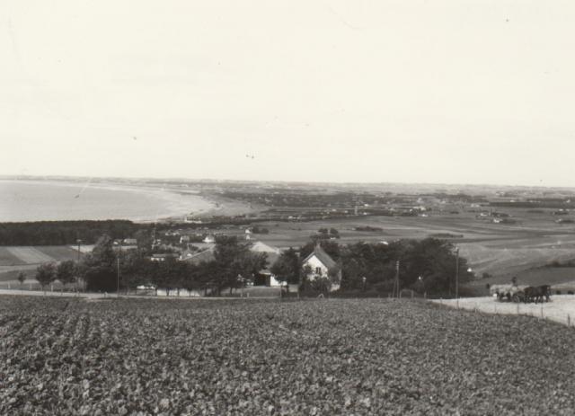 Esterhøjgård set fra Esterhøj, ca. 1935 (B1409)