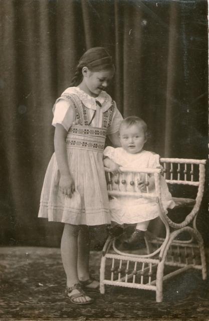 Rigmor og Ingeborg Trier Hansen - ca. 1911 (B8587)