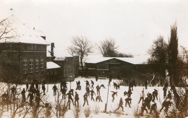 Vallekilde Højskole. Leg i sneen - ca. 1910 (B8591)