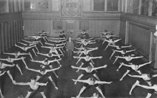 Karlegymnastik i øvelseshuset - 1932-1933 (B8593)