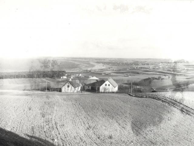 Esterhøjgård set fra Esterhøj, ca. 1940 (B1462)