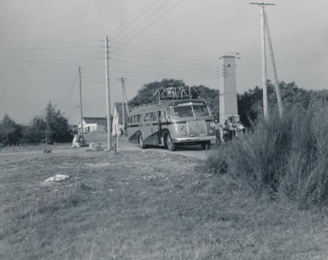 Hurtigbussen ved en købmand på Lyngvejen - ca. 1950 (B8759)