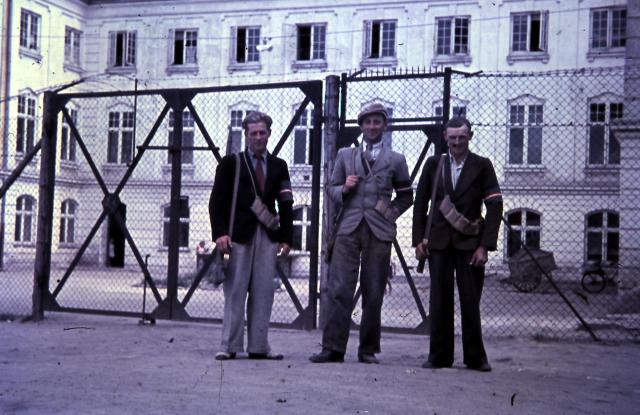 Vagter ved Fårevejle Højskole - maj 1945 (B7959)