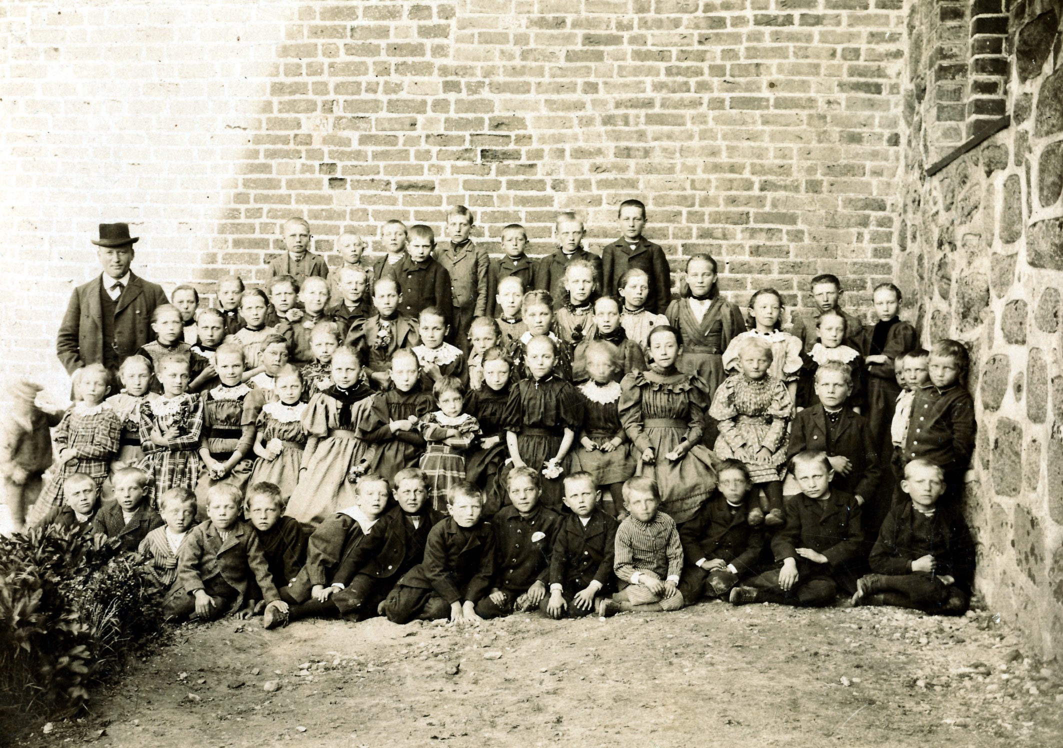 Skoleelever fra Højby gl. Skole - ca. 1895 (B8860)
