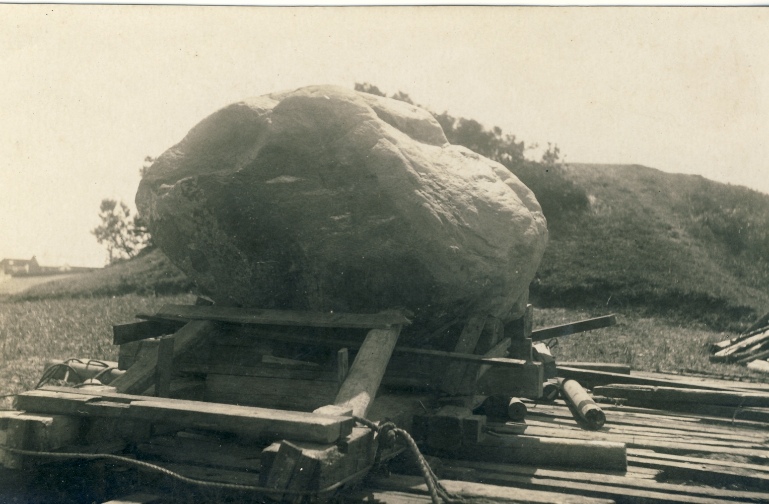 Esterhøjstenen, "Troldstenen", Genforeningsstenen på blokvogn, nær toppen af Esterhøj, 1920 (B1516)