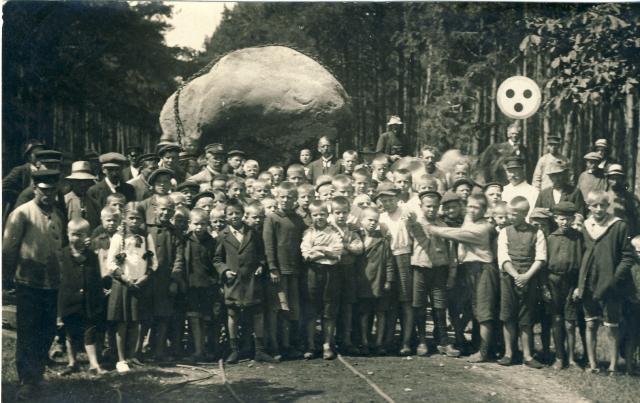 Esterhøjstenen, "Troldstenen", Genforeningsstenen  i Høve Skov under transporten, 1920 (B1518)