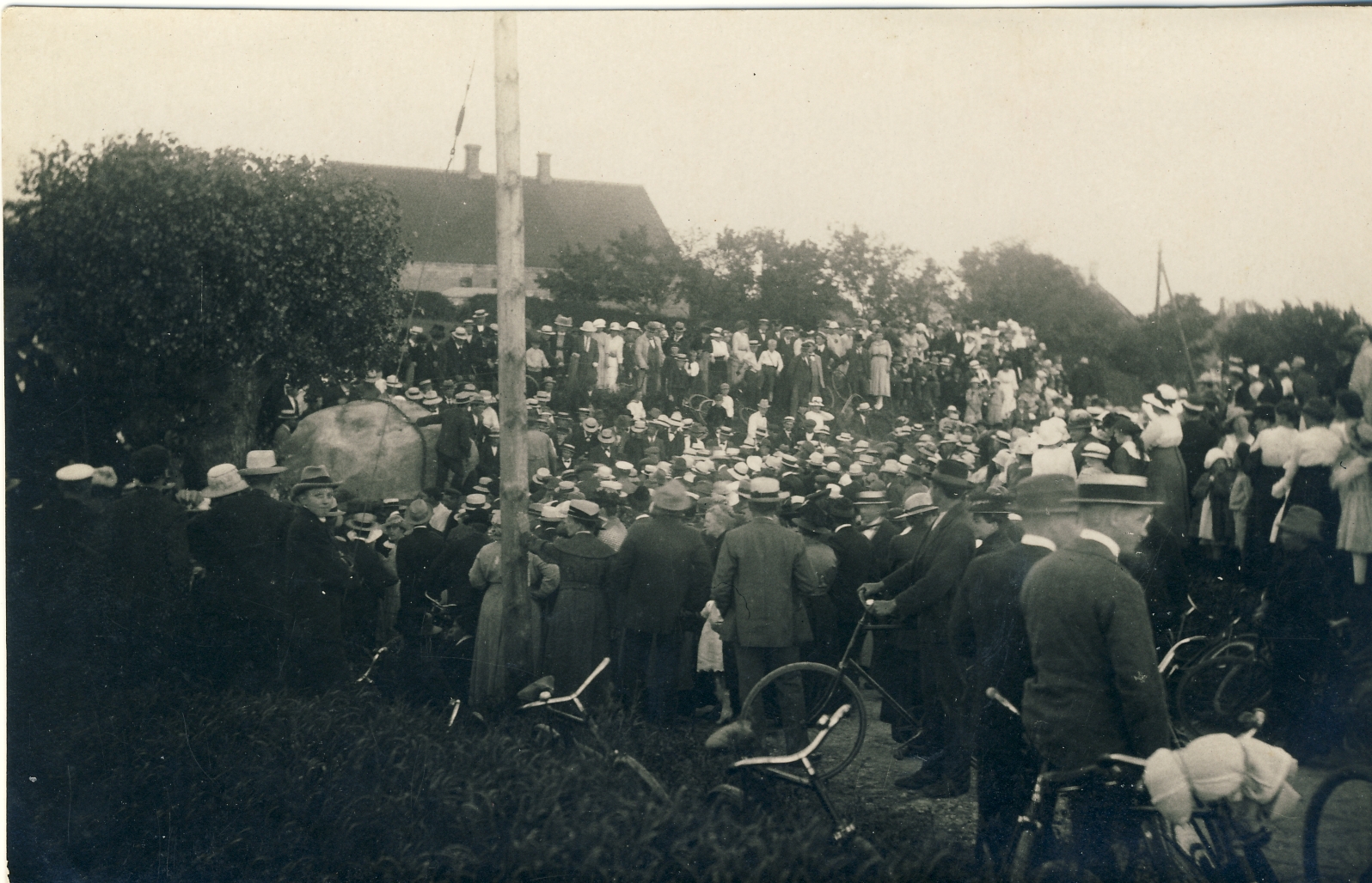 Esterhøjstenen, "Troldstenen", Genforeningsstenen under transporten gennem Høve By, 1920 (B1521)