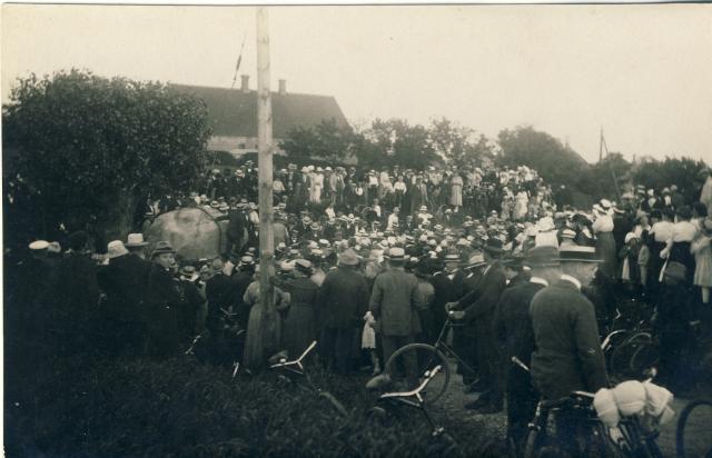 Esterhøjstenen, "Troldstenen", Genforeningsstenen under transporten gennem Høve By, 1920 (B1521)