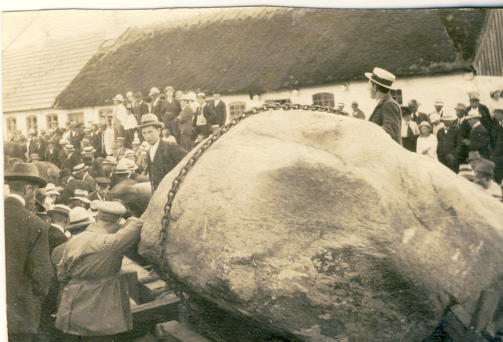 Esterhøjstenen, "Troldstenen", Genforeningsstenen i Høve by på vej til toppen af Esterhøj, 1920 (B1539)
