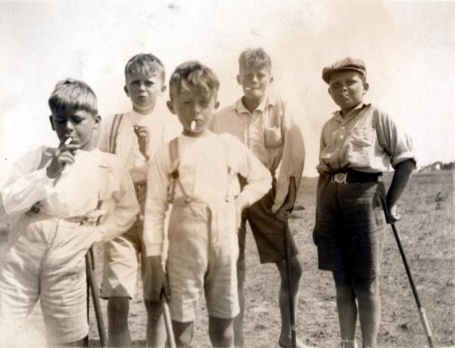 Drenge leger voksne - ca. 1925 (B9684)