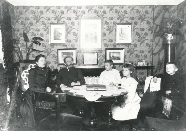 Lærer Andreasen med familie, Yderby Skole - 1900 (B9725)