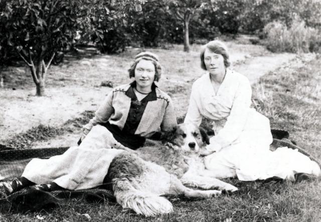 Søstrene Boline og Dorthea, Vig - ca. 1915 (B10007)