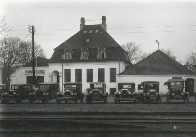 Biler ved Asnæs Hotel midt i 1930'erne (B10172)