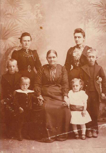 Dorthea Hansen med familie - ca. 1890  (B10210)