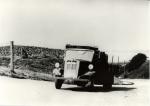 Lastbil med generator - Lastbil "Triangel" slæber sig op på toppen af Høve Stræde - 1943 (B682)