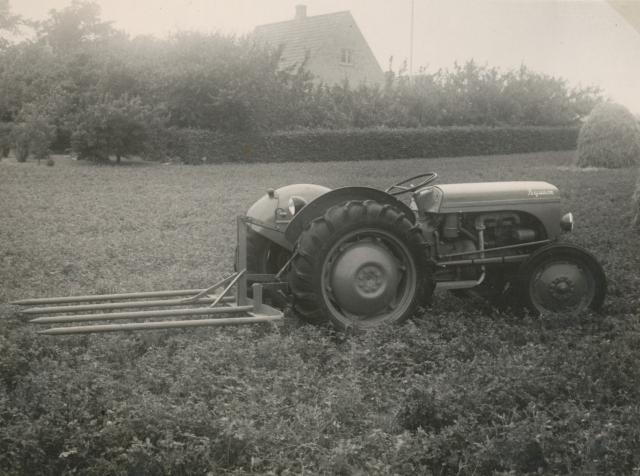 Traktorbetjent "høtyv" - 1953 (B13087)