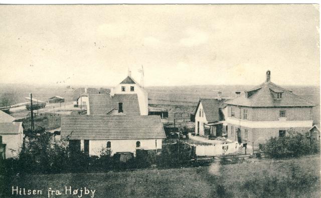 Postkort med udsigt over Højby med stationen i baggrunden - 1909 (B1722)