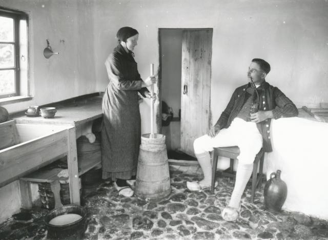 En kvinde kærner smør - ca. 1920 (B13618)