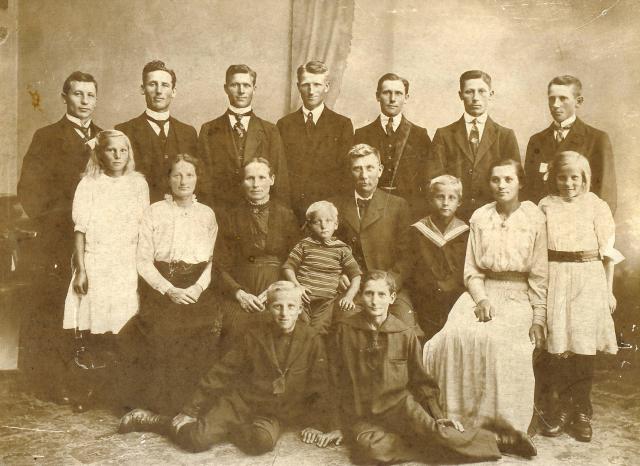 Emil Jensen og Ane Marie og deres 15 børn fra ca. 1918 (B14740)
