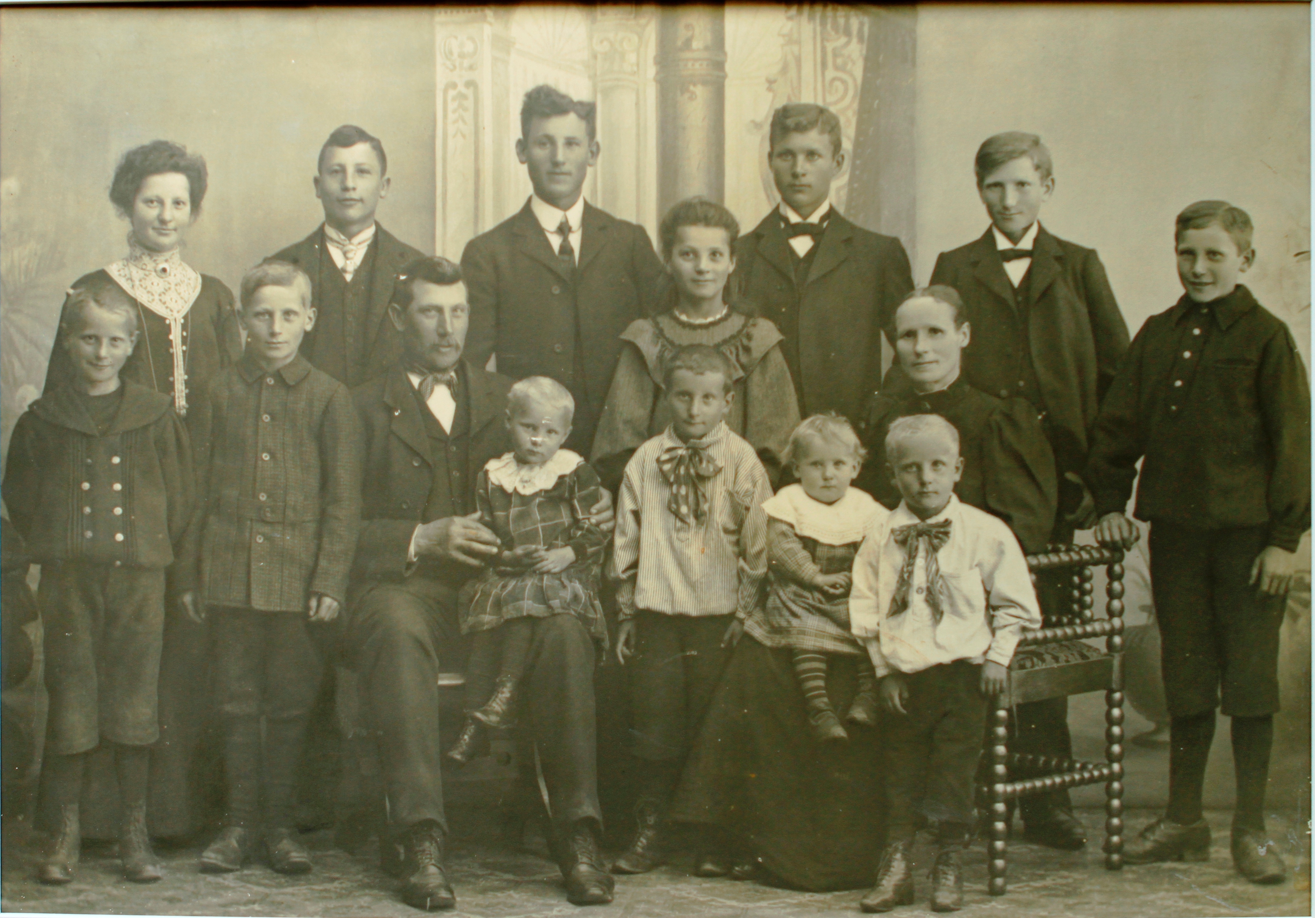 Emil Jensen og Ane Marie og deres 13 børn fra ca. 1908 (B14739)