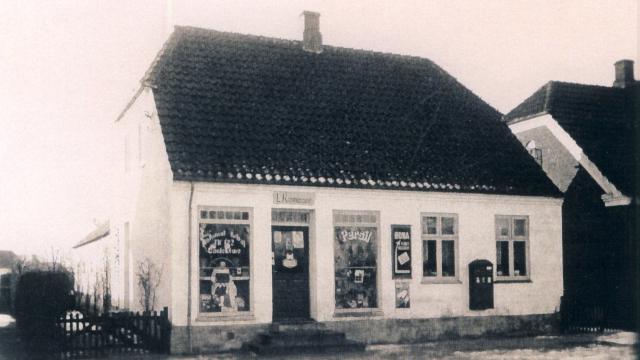 Købmand L. Rasmussen, Fårevejle St. - ca. 1930 (B14458)